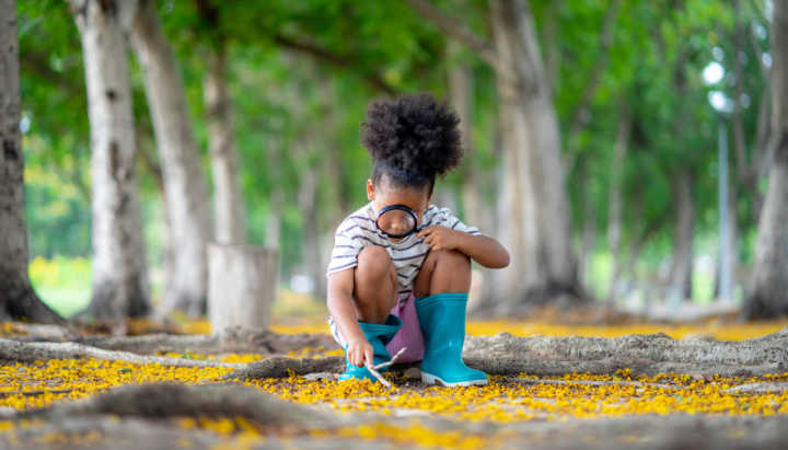 girl.nature.explore.magnifying.glass.banner
