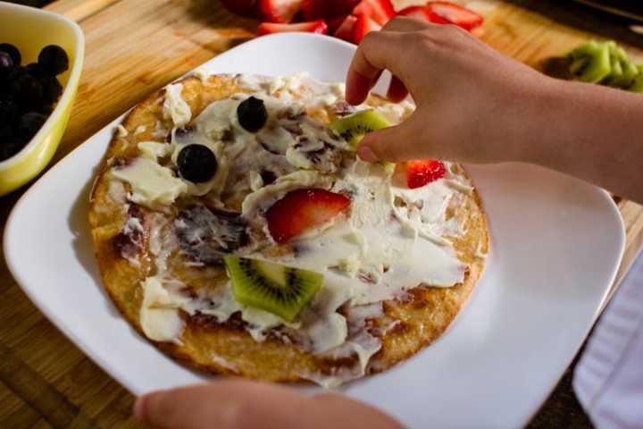 breakfast fruit pizza 4 | www.sparklestories.com| at home with martin & sylvia