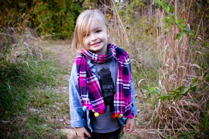 Sparkle Craft: 20-Minute Kid-Sized Bobble Blanket Scarves