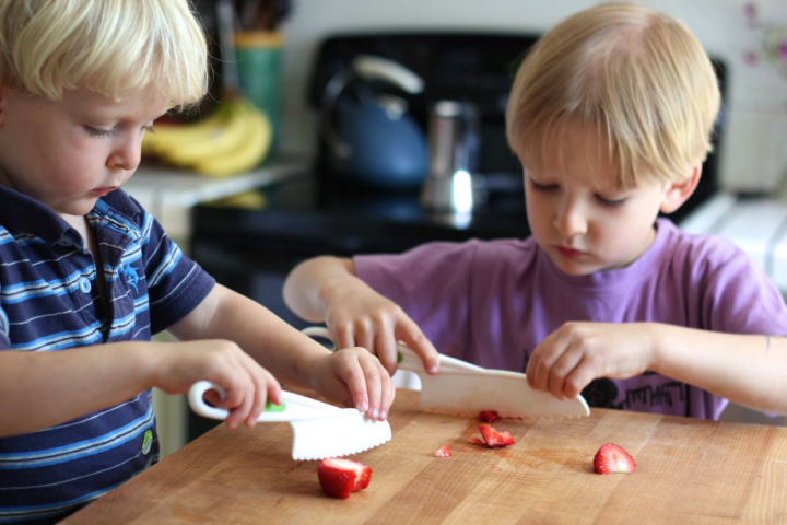 Sparkle-Stories-?-Chopping-Fruit-for-Rainbow-Popsicles