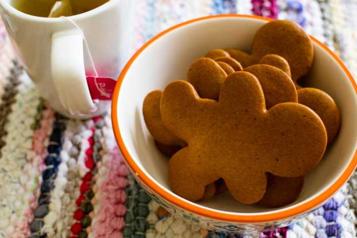 “small batch” gingerbread cookies 1 |www.sparklestories.com| martin & sylvia's audio advent calendar