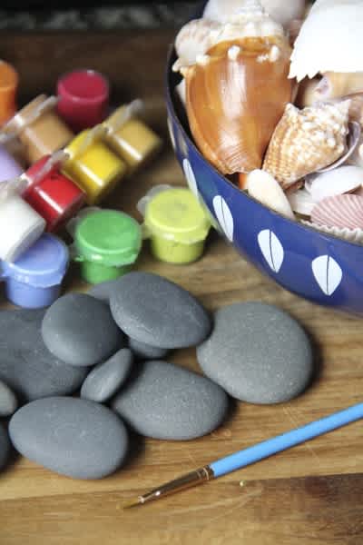 seashells-and-stones-ready-to-be-painted-to-make-?sudden?-story-shells-for-magical-impromptu-storytelling-400x600