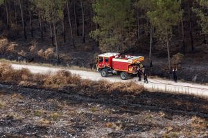 Cruciale autosnelweg naar Spanje deels dicht wegens bosbranden