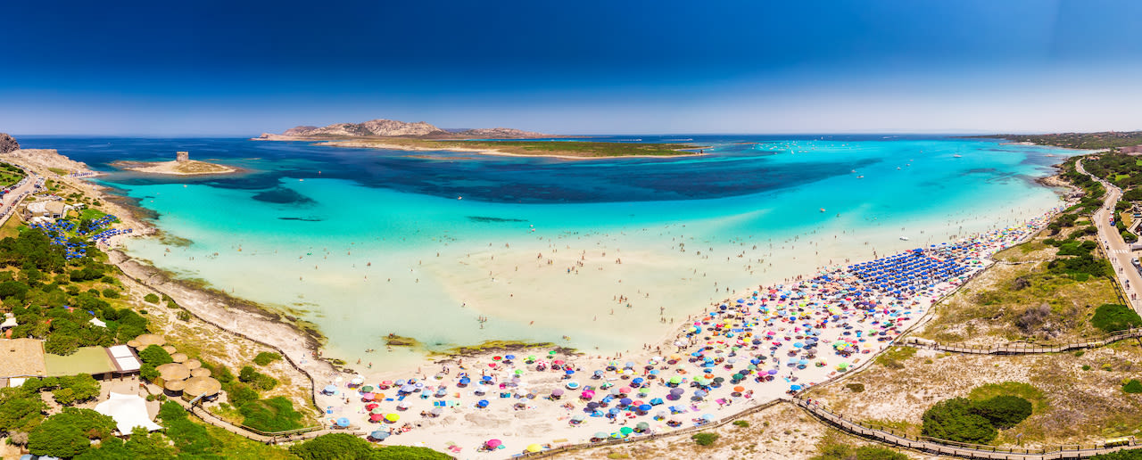 La Pelosa Beach Sardinië. Foto: AdobeStock / Eva Bocek.