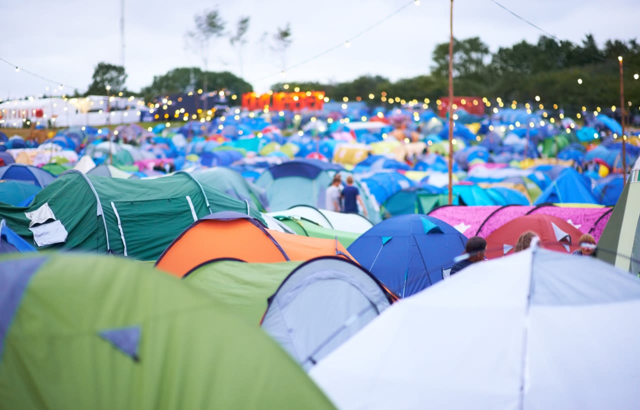 Tentjes op een festivalcamping. Foto: Adobe Stock / peopleimages.com