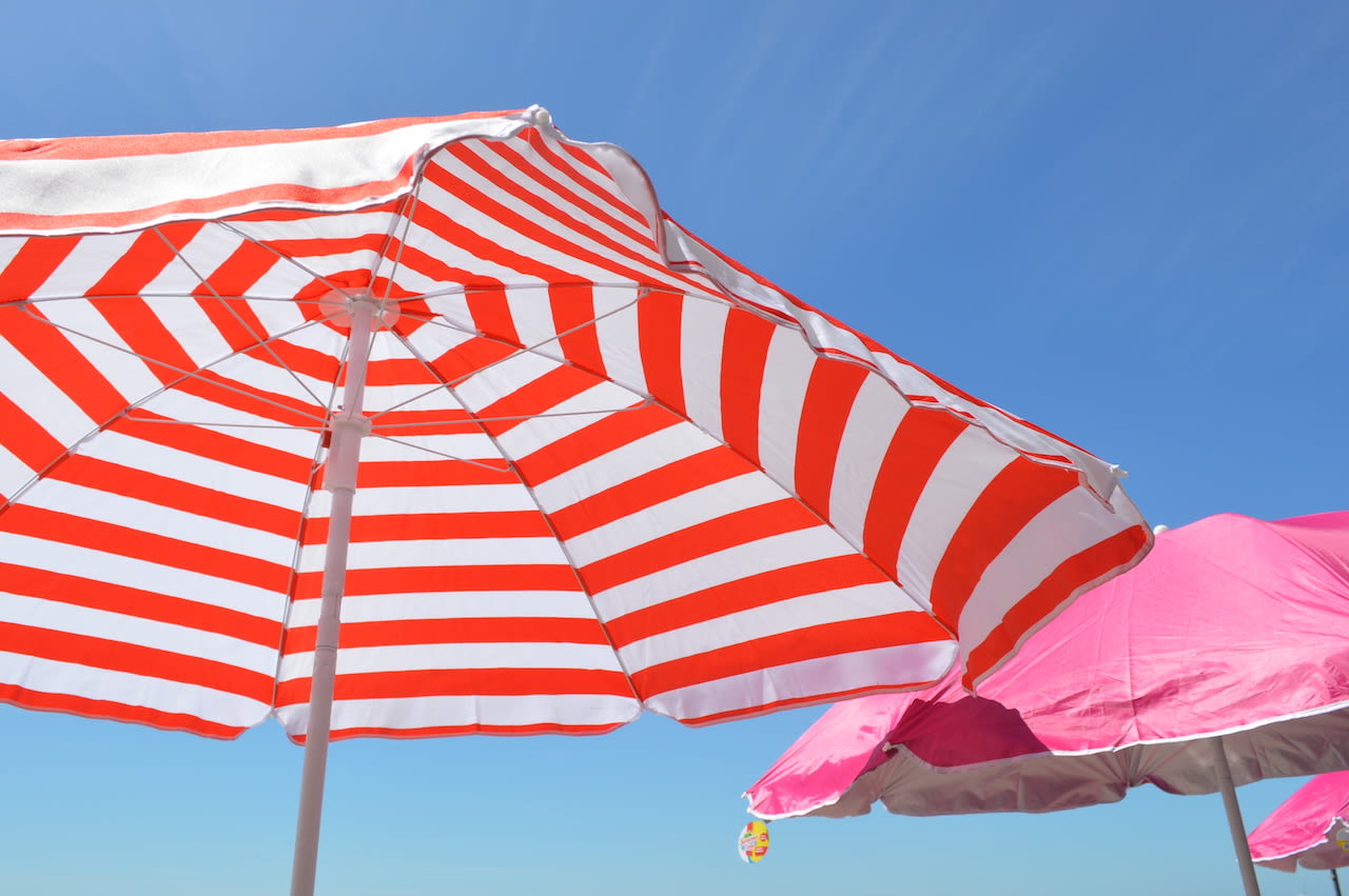 Vermijd de felle zon tijdens het middaguur en zoek de schaduw op onder een parasol. Foto: Anne-Marie van Iersel