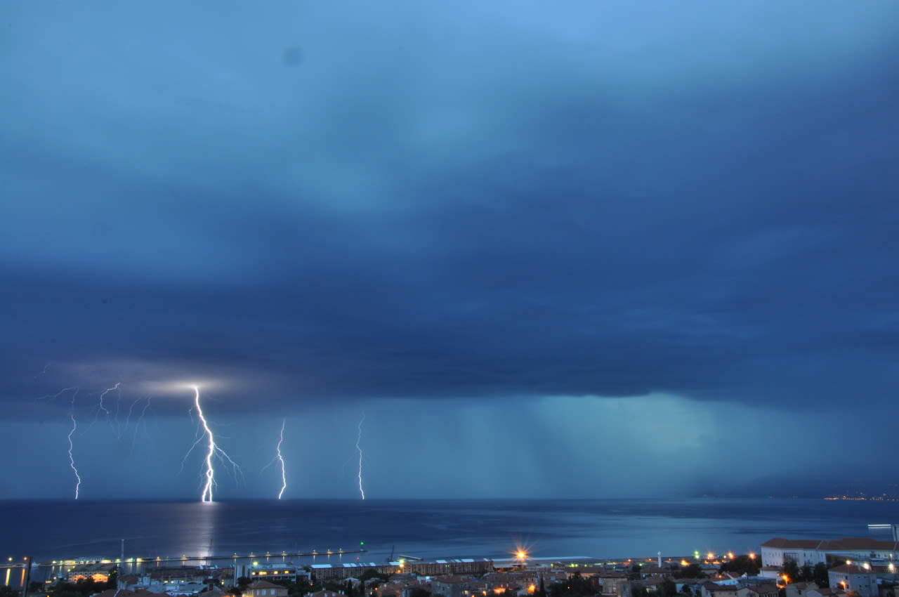 Deze onweersbui boven de Adriatische Zee heeft meerdere bliksemkanalen die naar het aardoppervlak leiden. Foto: Adobe Stock / Marilena.
