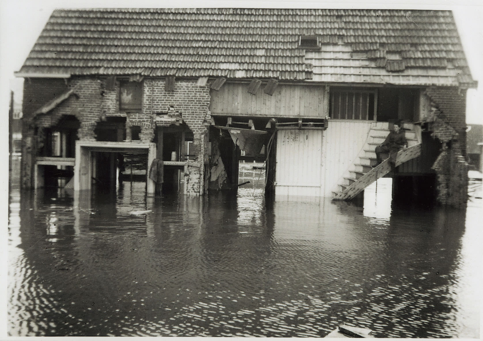 Verwoest huis in Nieuwerkerk tijdens de watersnoodramp 1953. Bron: Zeeuws Archief, Beeldbank Schouwen-Duiveland, nr X-3270