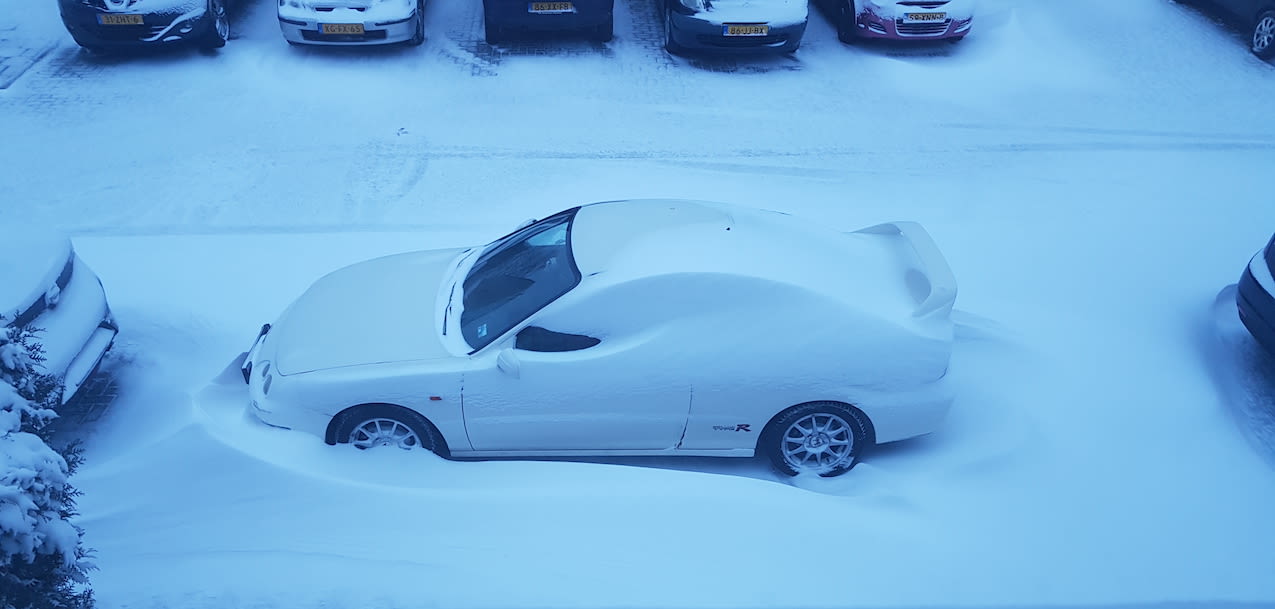 0eb68625-sneeuwduinen-rondom-autos