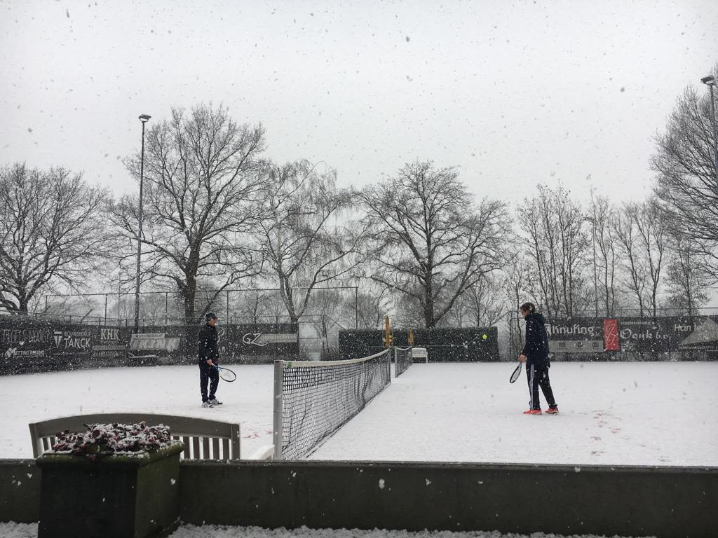 Deze tennissers trotseren de sneeuw op de tennisbaan! Foto: Bas Lageschaar