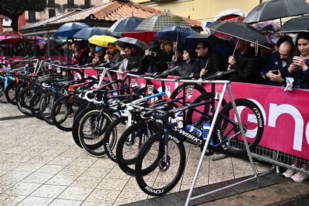 Dertiende etappe Giro d'Italia verder ingekort om extreem weer