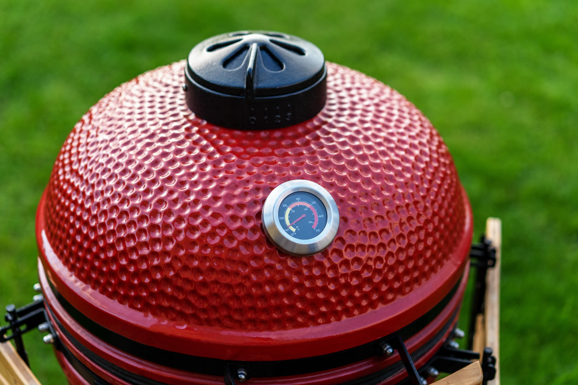 Een rode keramische barbecue. Foto: Adobe Stock / RasaBasa