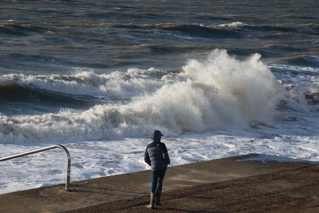 Aan zee levert de wind ook hoge golven op. Foto: Anneke van den Dries.