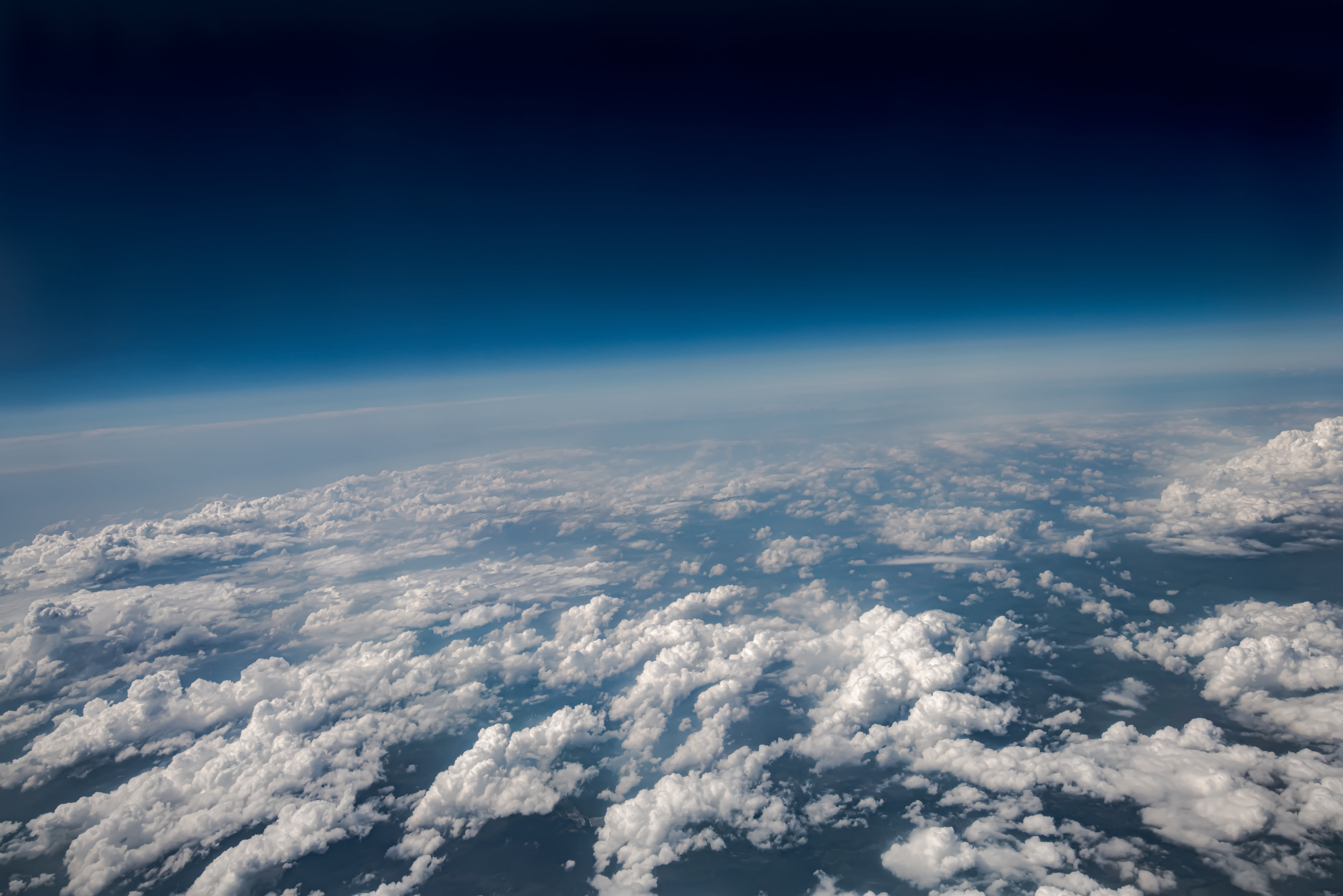 De atmosfeer met daarin de ozonlaag. Foto: Adobe Stock / Andrey Armyagov.