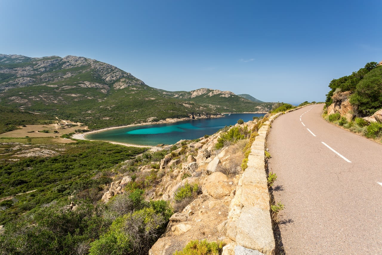 De weg tussen Galeria en Calvi op Corsica. Foto: Adobestock / Jon Ingall