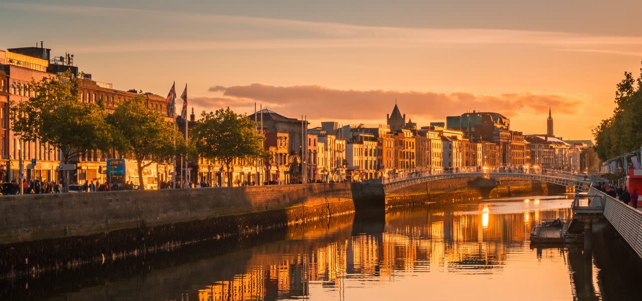 Warme kleuren tijdens het Golden Hour in Dublin, Ierland. Foto: Adobe Stock /Evgeni.