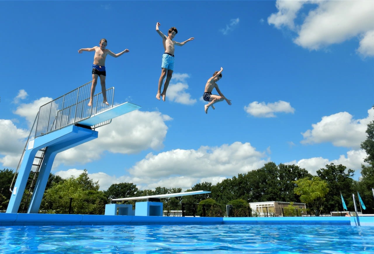 Divertimento in acqua nella calda estate 