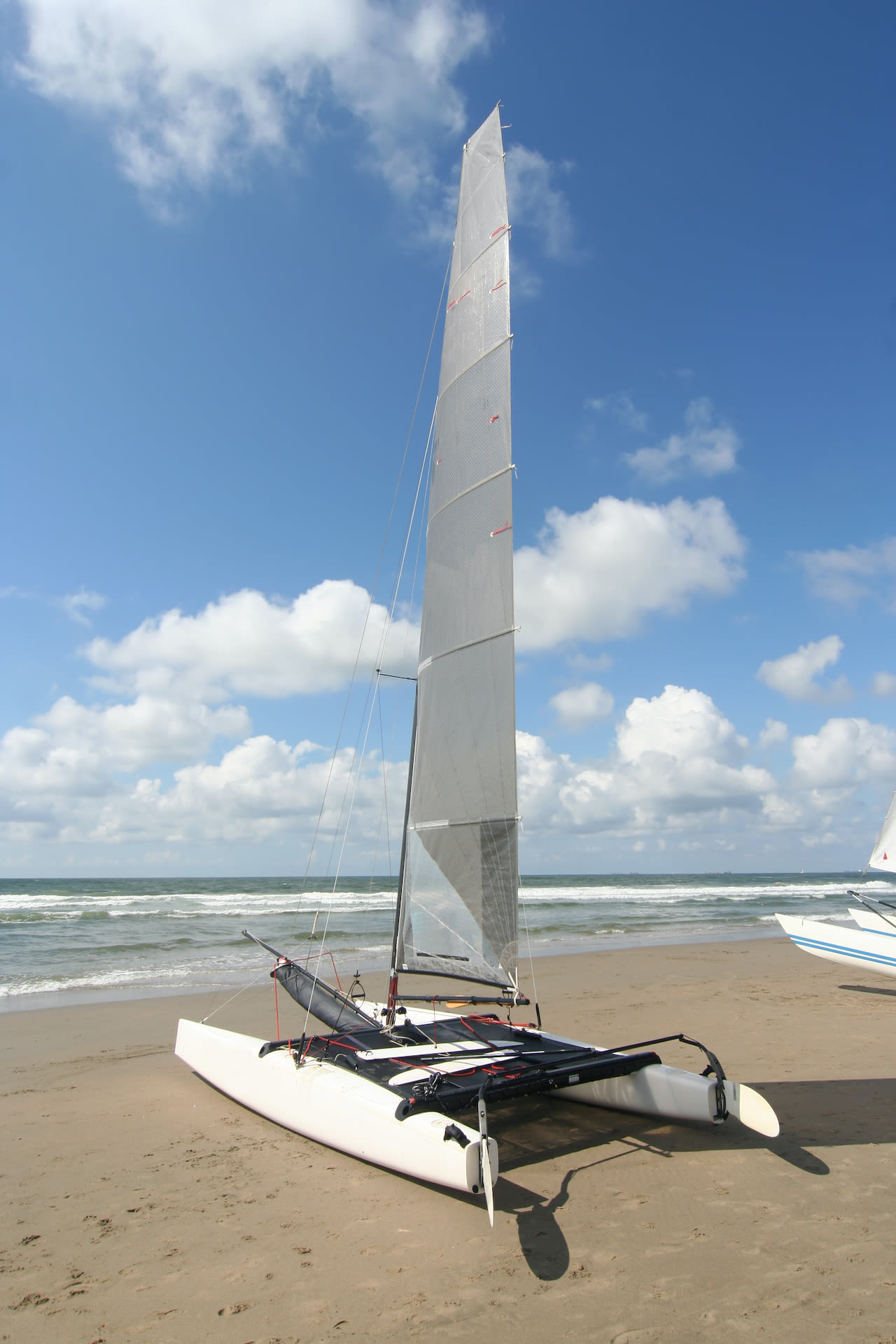 Catamaran op het strand. Foto: Adobe Stock / Jan Kranendonk.