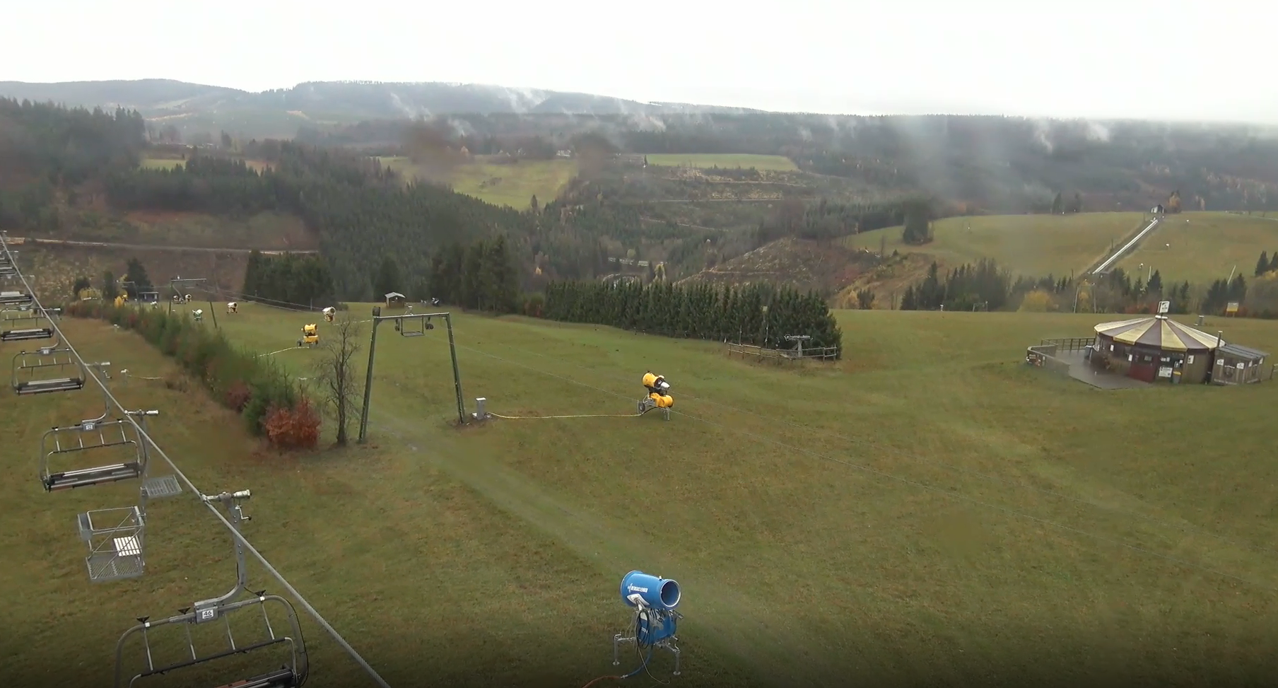 Op 17 november 2022 waren de pistes nog groen in Winterberg, maar de sneeuwkanonnen staan klaar. Beeld: Feratel