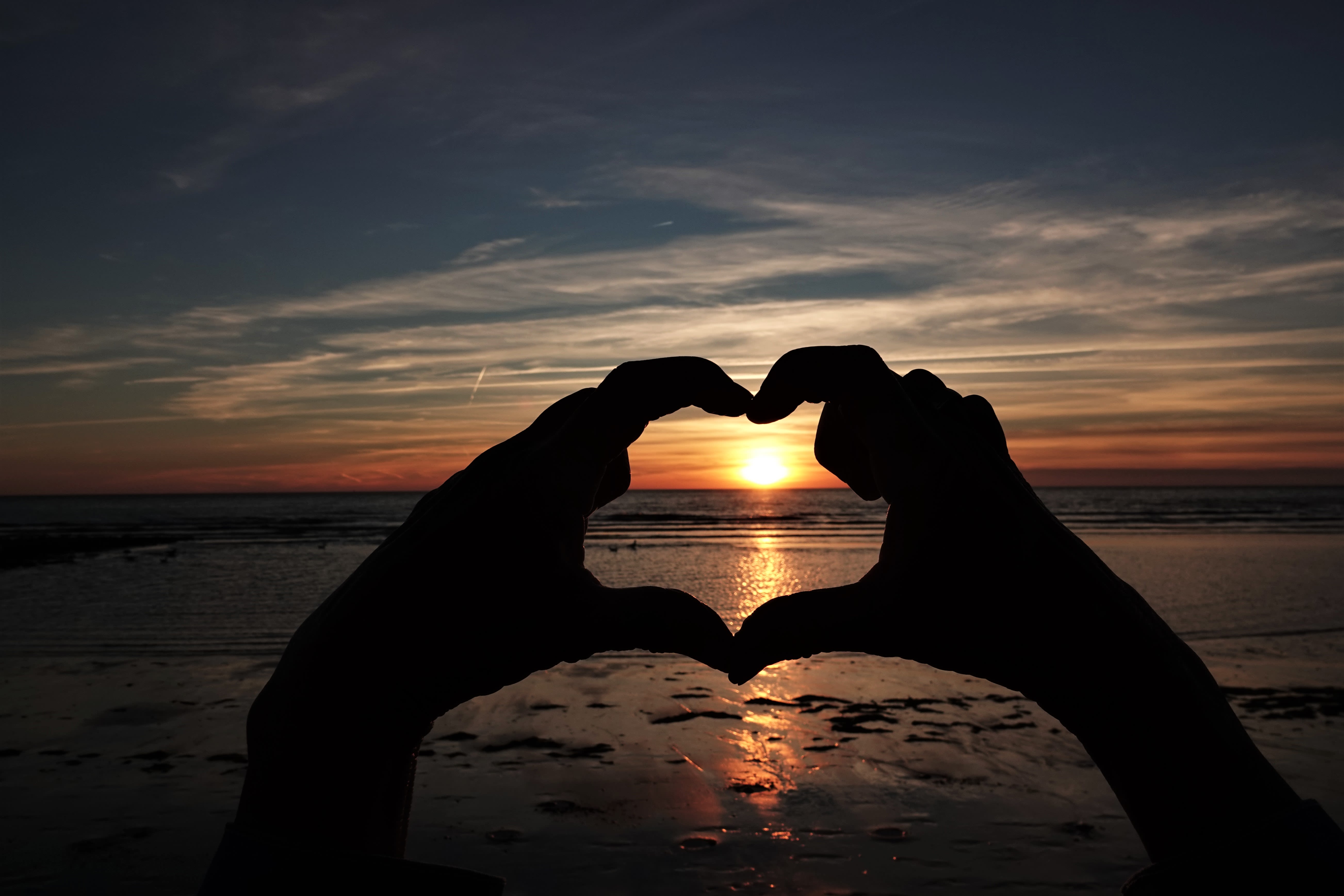 Joop_Neven_zonsondergang_hartje.jpg?fm=jpg&q=80