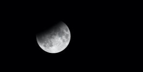 Begin van totale maansverduistering maandagochtend mogelijk te zien in ons land