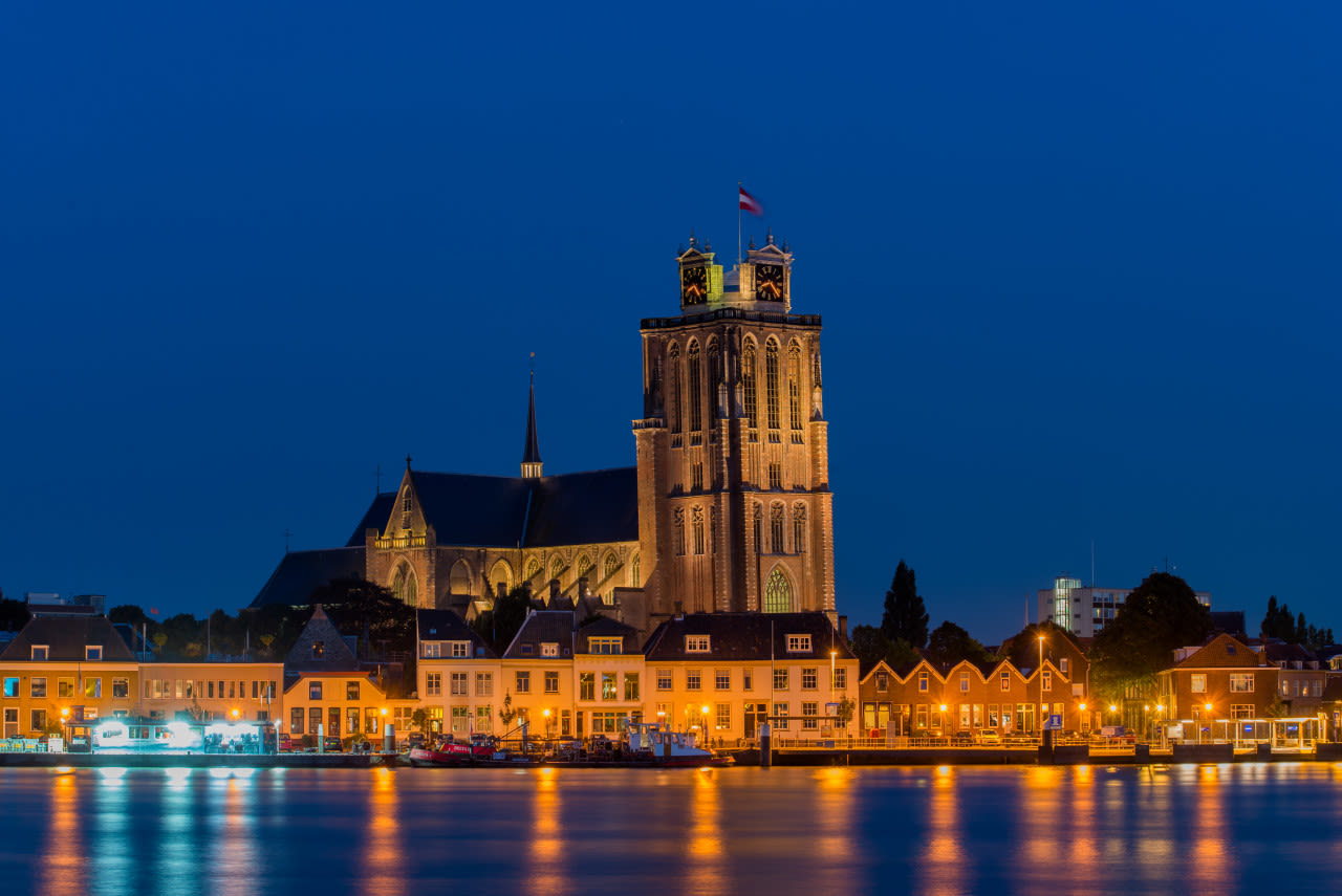 Dordrecht tijdens het blauwe uurtje. Foto: Adobe Stock / Bert Beckers.
