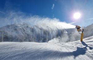 Sneeuw gevallen in de Alpen, sneeuwkanonnen volop ingezet