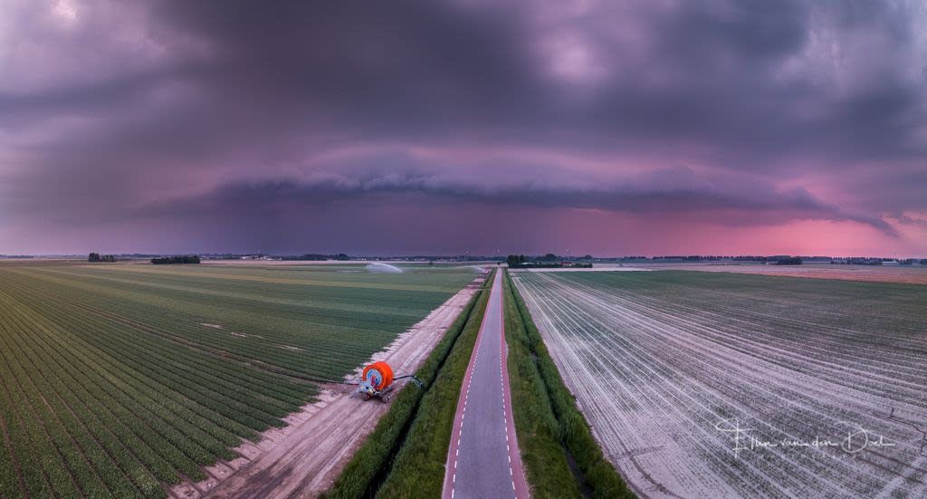 De dreigende wolkenlucht in de verte geeft een voorproefje op wat er nog komen gaat. Foto: Ellen van den Doel.