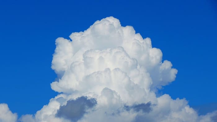 De warme lucht stijgt op en condenseert. Dit soort verticaal groeiende wolken kunnen vervolgens uitgroeien tot onweerswolken. Foto: Jannes Wiersema