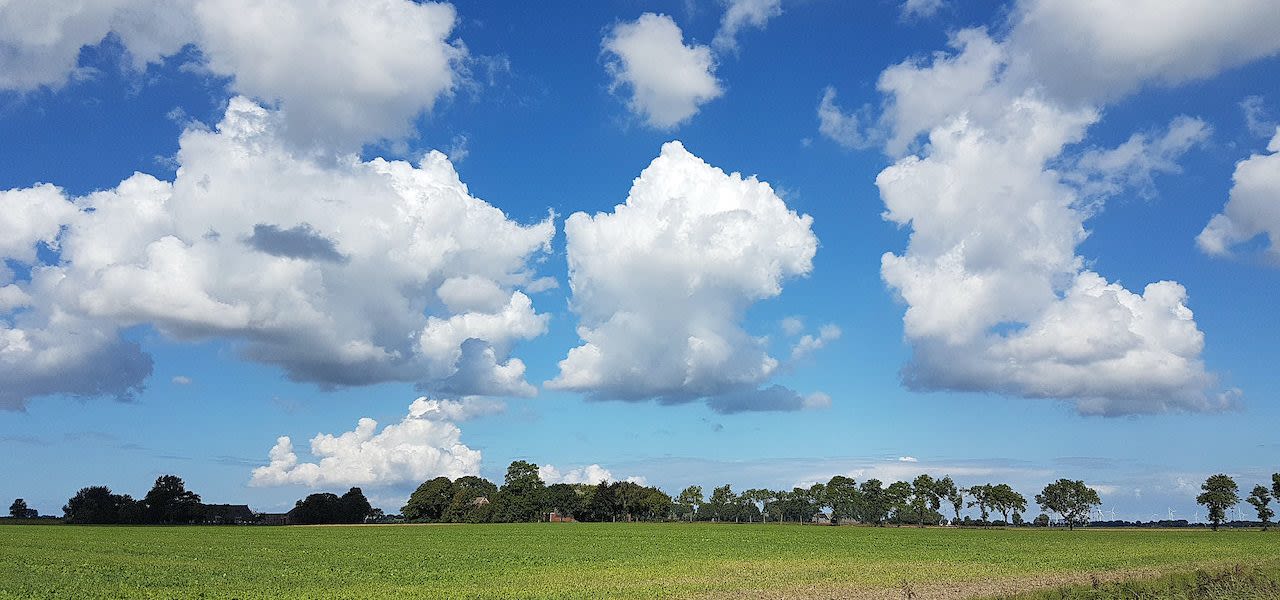 Blå himmel med skyer.  Foto: Jannes Wiersema.