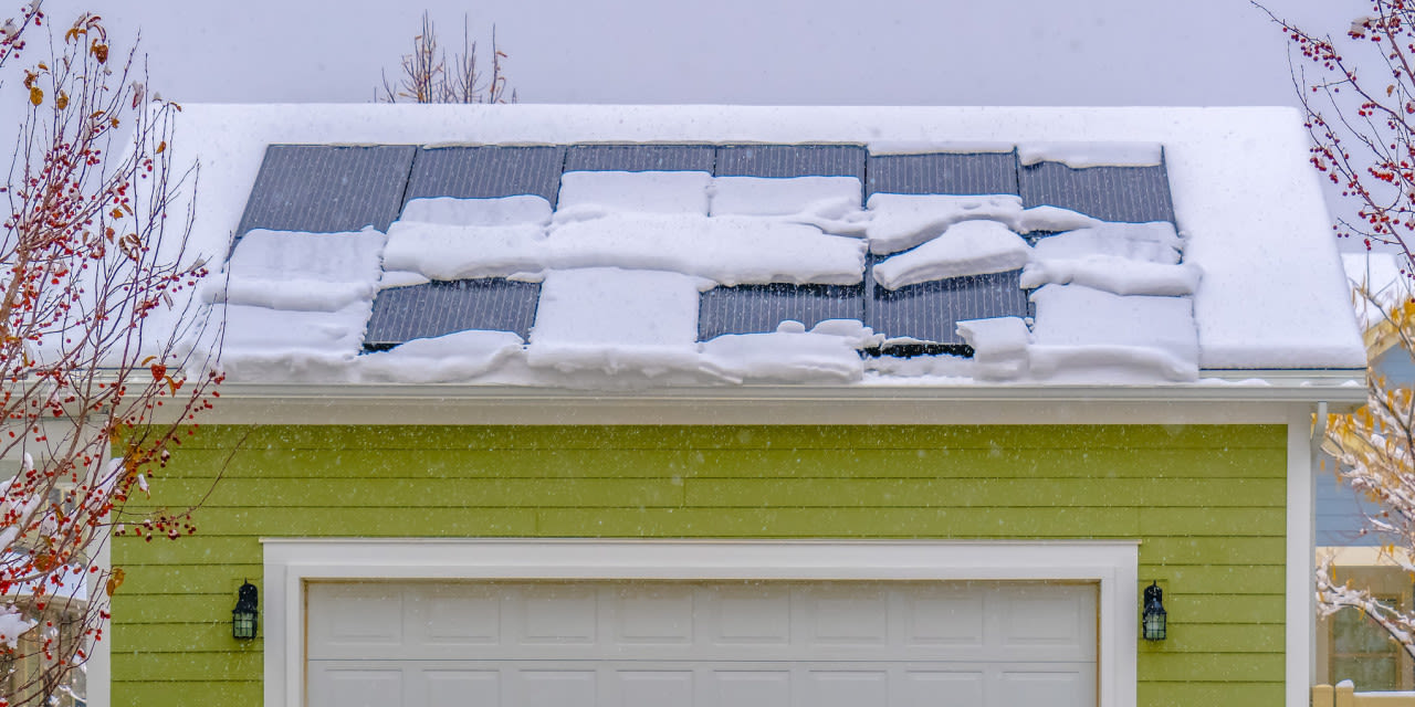 Bij sneeuw op de zonnepanelen wordt er vrijwel geen stroom opgewekt. Foto: Adobe Stock / Jason