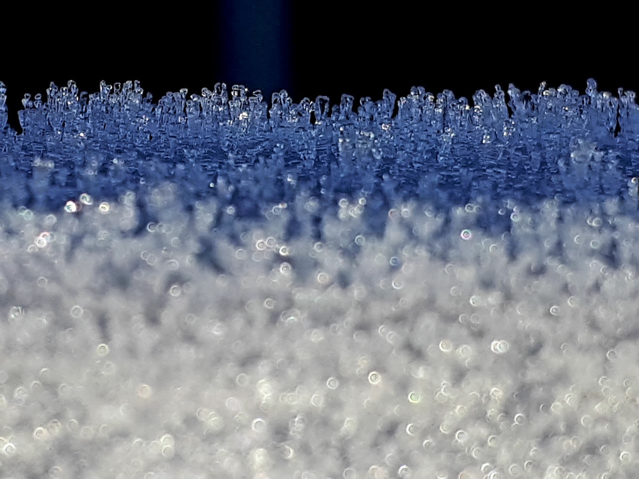 Als dit soort losse ijskristallen van rijp insneeuwen vormt zich een zwakke laag binnenin een sneeuwdek die lastig te herkennen is. Foto: Marianne de Blauw-Ganzevles, gemaakt in november 2019.