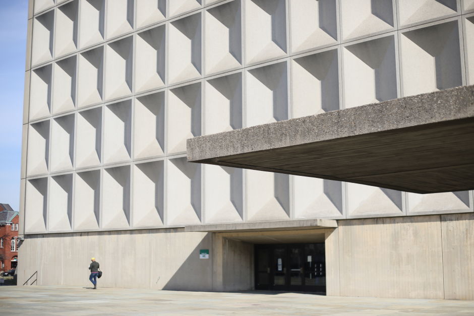 Breuer designed a collection of Brutalist buildings for NYU’s uptown campus which later became the Bronx Community College. The patterns on the blind concrete facade of the Meister building, completed in 1969, yield beautiful reflections. Photo: Tas Tóbiás