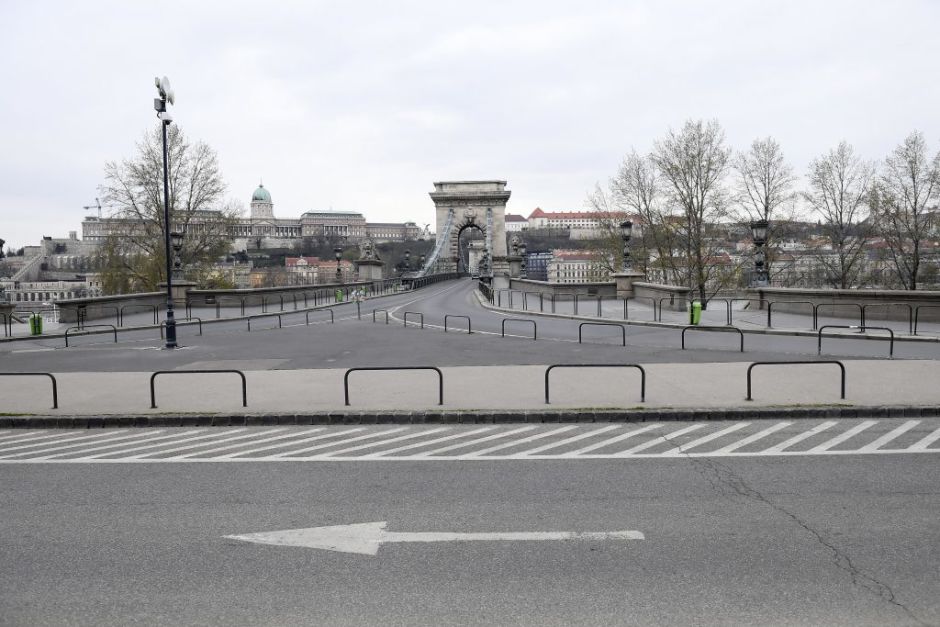 The road leading up to the normally packed Chain Bridge in Budapest. Photo: Tamás Kovács/MTI. 