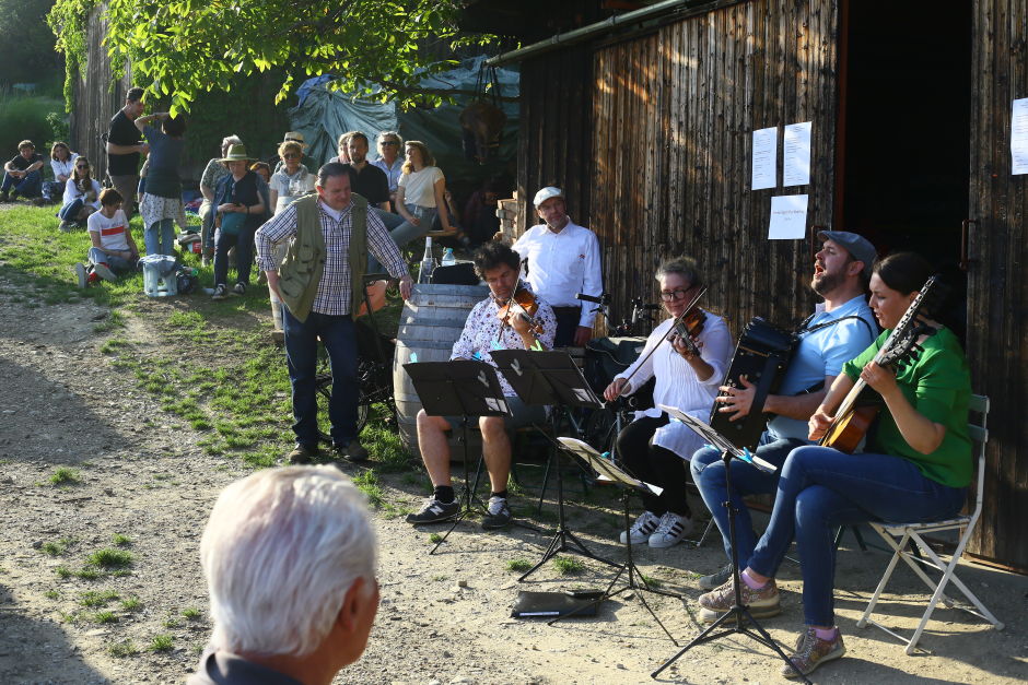 Peter Uhler, on the left playing the violin, is a classical musician and a Grinzing-based winemaker. A few times a year, he and his wife give a concert on the hillside in front of their vineyards. Photo: Tas Tóbiás
