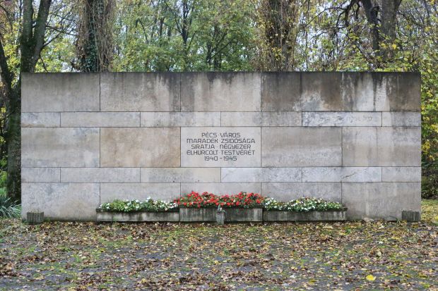 holocaust memorial pecs jewish cemetery