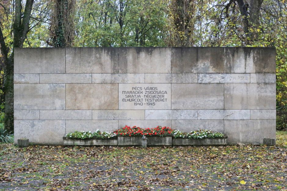 The Holocaust memorial inside the Jewish cemetery. "The remaining Jews of Pécs mourn their 4,000 deported brothers and sisters," says the inscription. It was designed by Alfréd Forbát, a Pécs-native, who practiced together with Bauhaus Director Walter Gropius. Photo: Tas Tóbiás