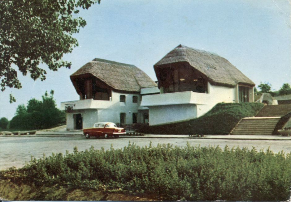 Makovecz’s early buildings, like the 1964 Sió Restaurant in Szekszárd above, already looked very different from the reigning modern architecture at the time. Photo: MaNDA