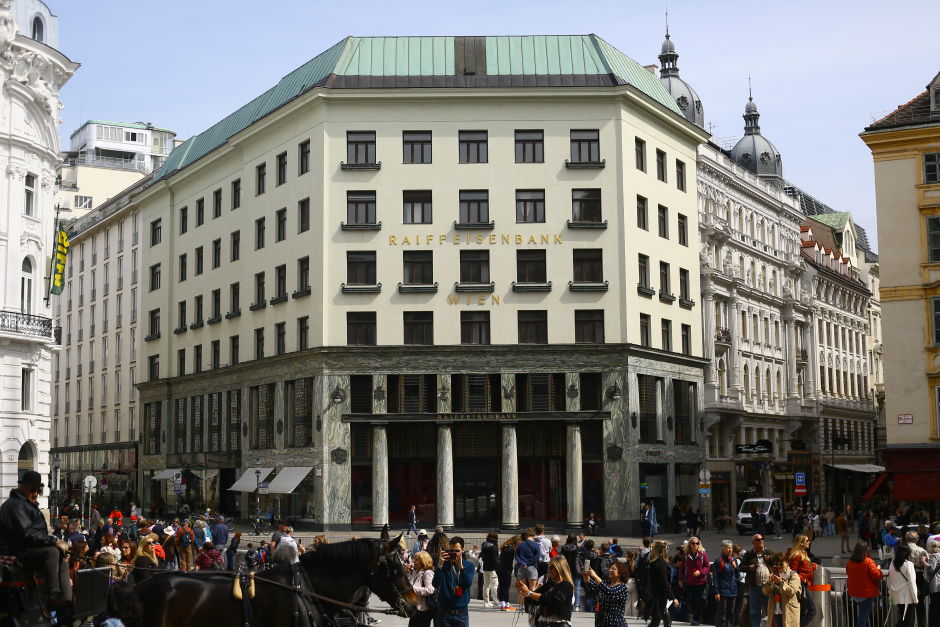 The Looshaus (1910-1912), across the Hofburg in central Vienna, is Adolf Loos's most famous building. It was harshly criticized at the time for being too simple and inelegant. Photo: Tas Tóbiás