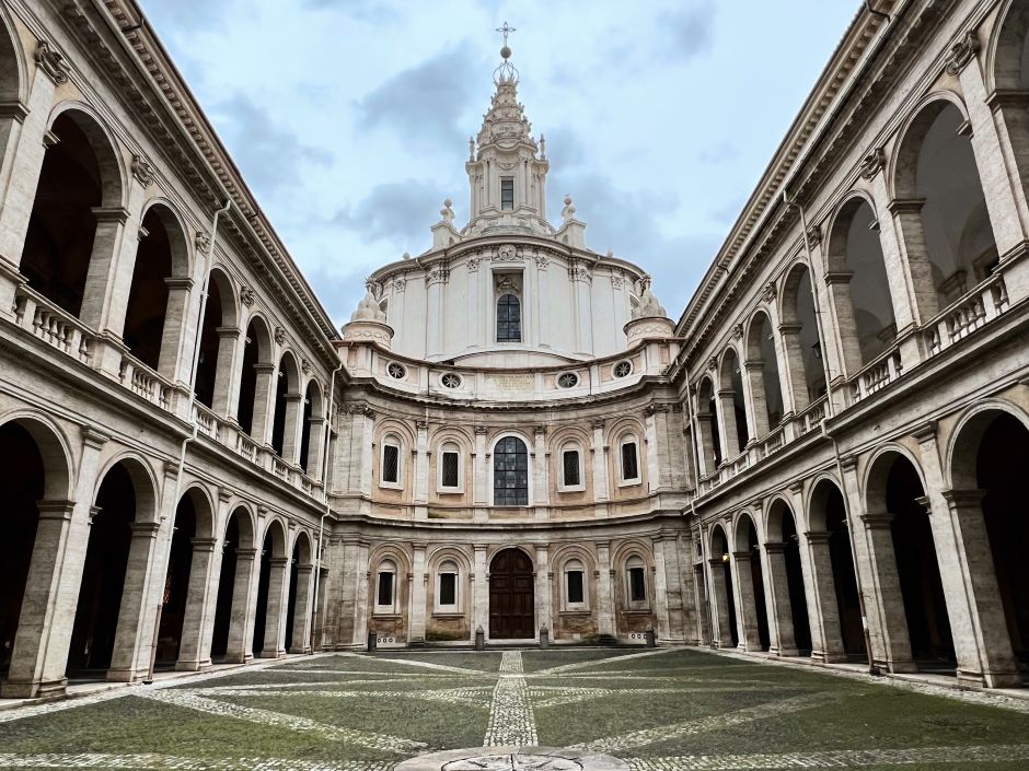 A view from the courtyard of Borromini's St. Ivo alla Sapienza church (1642-1650). The concave lower floors are set against the convex projection of the drum, which is topped by a strange dome that ends in a spiral. Photo: Tas Tóbiás 