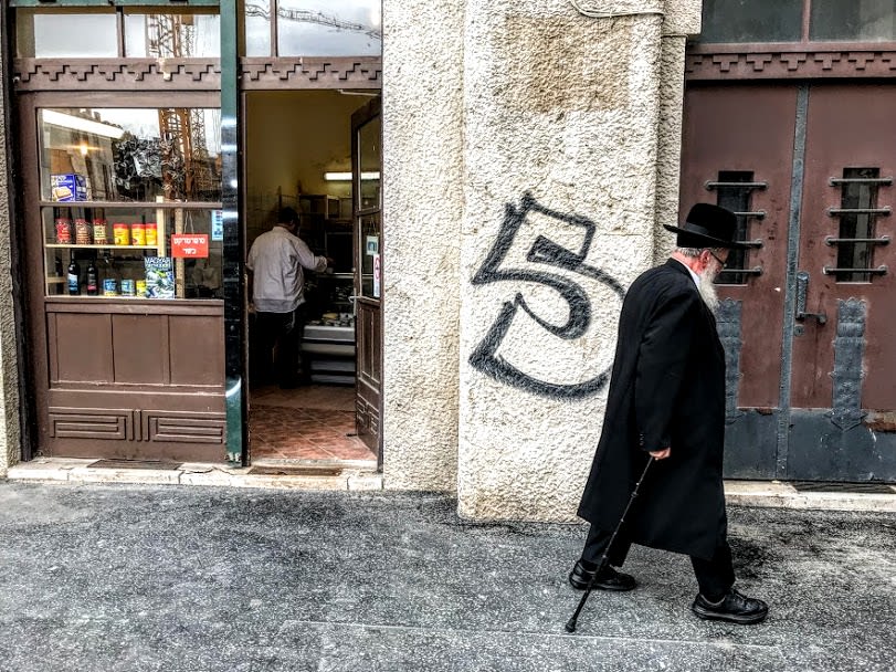 An orthodox Jewish man near the Kazinczy Street Synagogue. Photo: Tas Tóbiás
