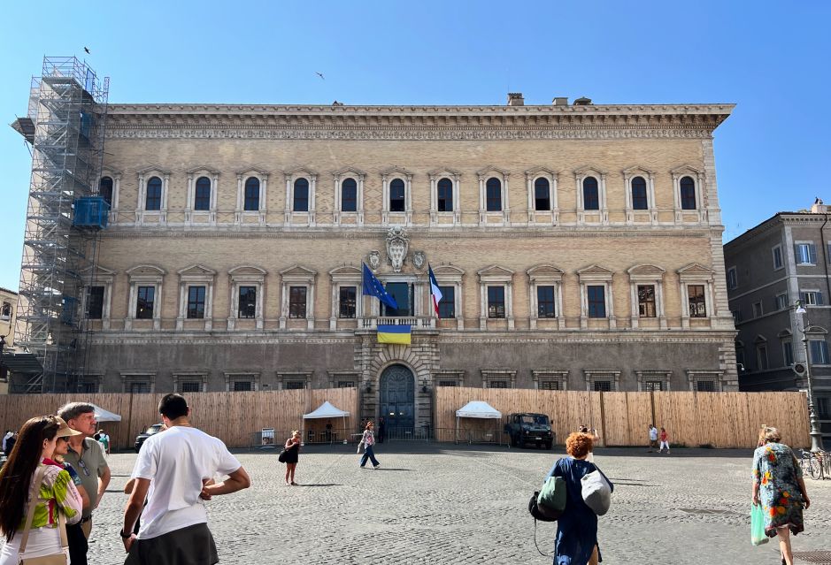 The Farnese is the most famous Renaissance palazzo in Rome, built for the Farnese pope, Paul III, in the early 16th century. The simple wall treatment is typical of the Bramante pupils, such as Antonio da Sangallo (Michelangelo later attempted to enliven the facade). Photo: Tas Tóbiás