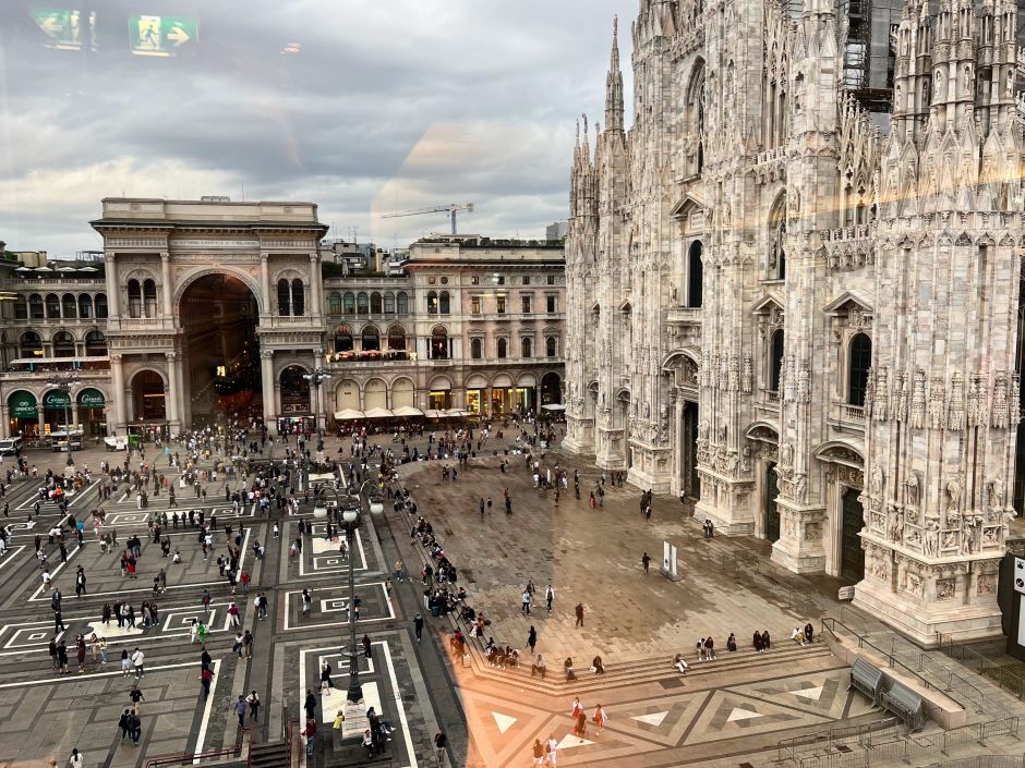 Milan's Duomo, to the right, and the triumphal arched entrance of the Galleria Vittorio Emanuele II shopping center, to the left. The photo was taken from the top floor of the Museo del Novecento. Photo: Tas Tóbiás 