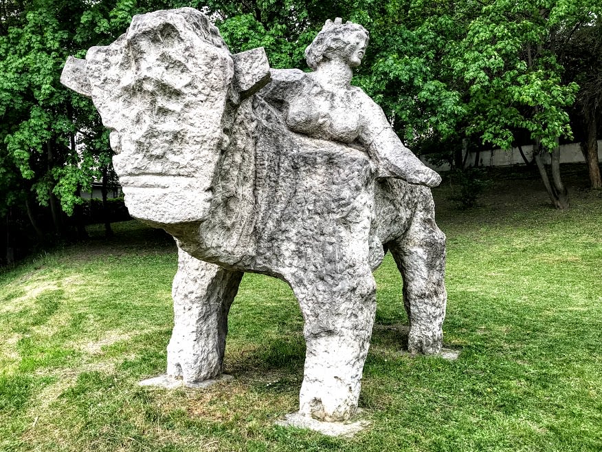 The abduction of Europa limestone sculpture (Jenő Kerényi; 1975) in Szentendre's Czóbel Park. Photo: Tas Tóbiás