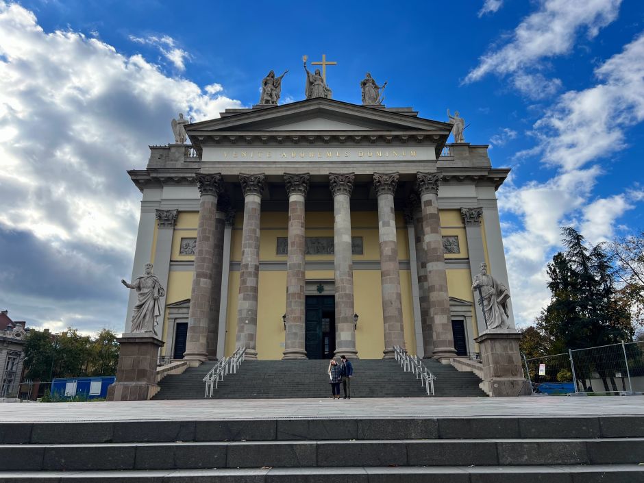 Eger's main church, the Cathedral Basilica of St. John the Apostle, was built in 1831-1837 in neoclassical style. This is why the entrance portico resembles that of an ancient Roman church. Photo: Tas Tóbiás