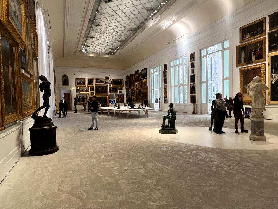 The first hall of the National Gallery of Modern and Contemporary Art in Rome is playfully crowded with paintings in the old-school way. The layout of the exhibition gets airy and sparse in subsequent rooms. Photo: Tas Tóbiás 