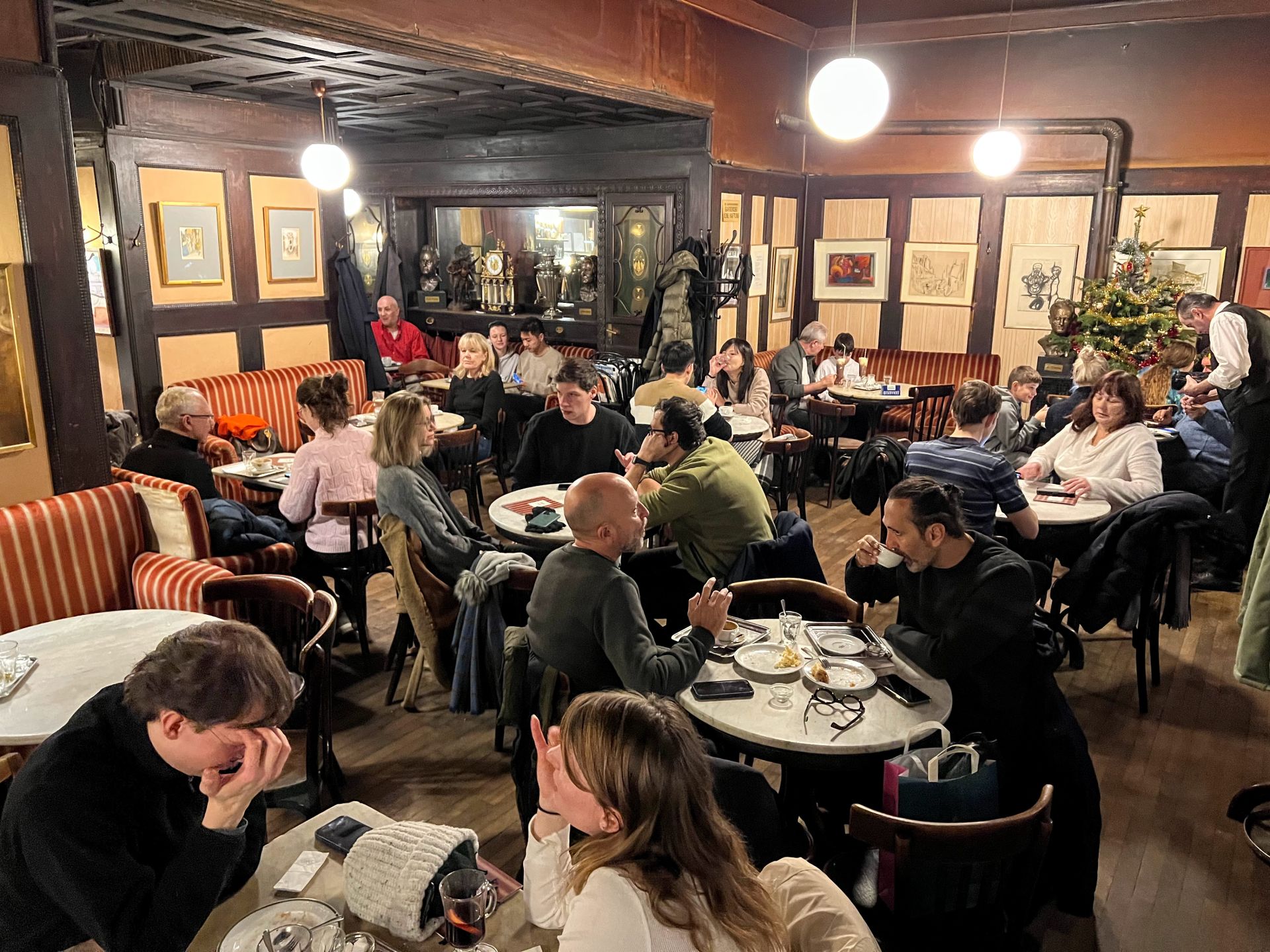 Café Hawelka - Offbeat Budapest