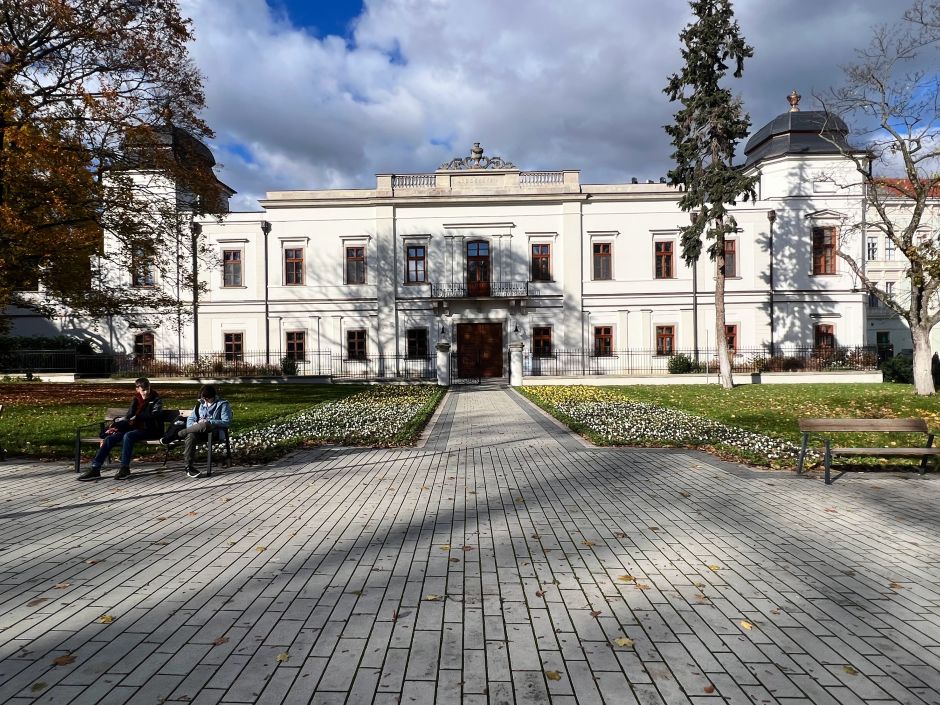 The southern wing of the Archbishop’s Palace in Eger. Pyrker built the extension to house the hundreds of paintings he brought back from Venice. After his donation to the Hungarian National Museum, he parceled up the hall into individual offices. Photo: Tas Tóbiás