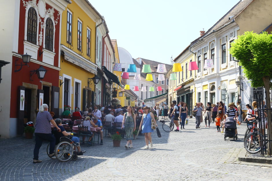 The main square of Szentendre (Fő tér). Photo: Tas Tóbiás