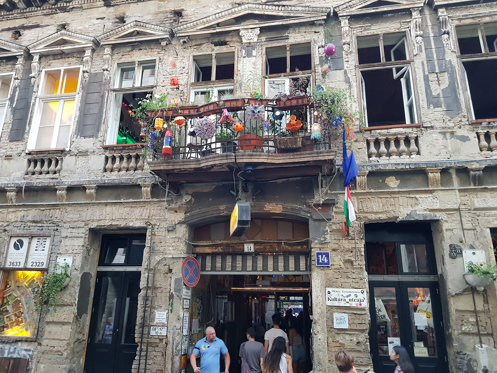 A Short Guide To Budapest's Ruin Bars - Offbeat Budapest